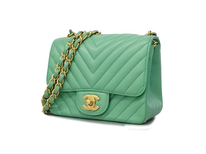 Classique Sac à épaule en agneau vert Chanel avec quincaillerie dorée Cuir  ref.1446228