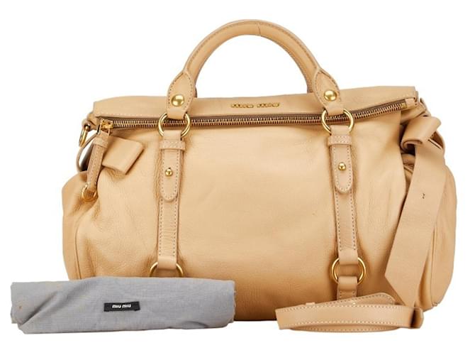 Borsa a mano e borsa a spalla in pelle beige Miu Miu per donne  ref.1446292