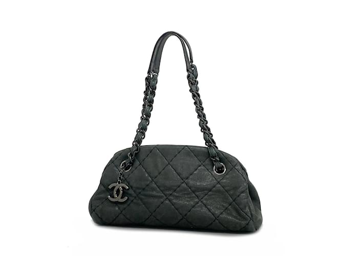 Borsa a spalla in pelle nera Matelassé Chanel Nero  ref.1448275