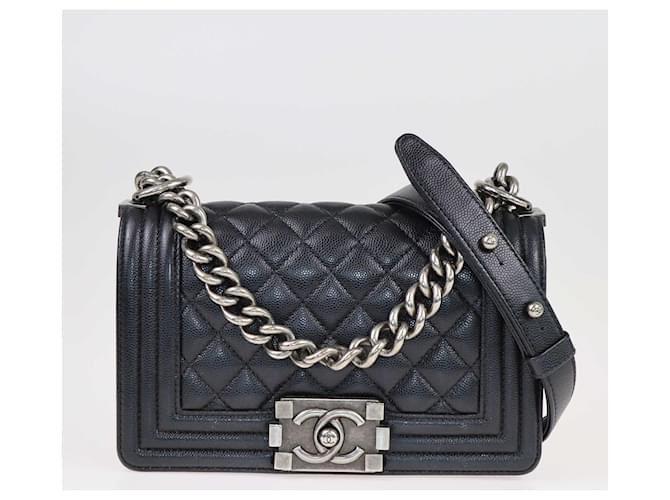 Bolso flap Small Boy de caviar acolchado negro de Chanel Cuero  ref.1449229