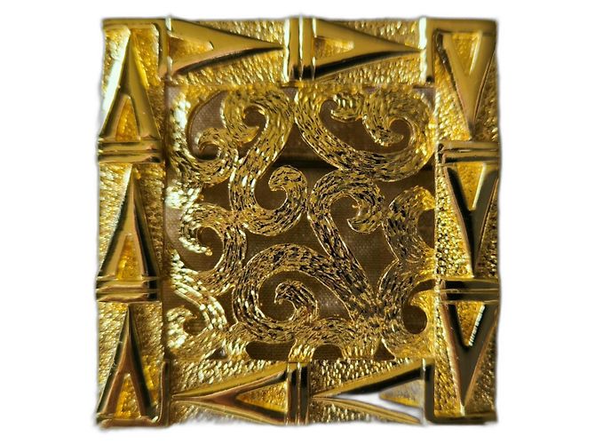 Broche cuadrada Louis Féraud dorada de metal Dorado