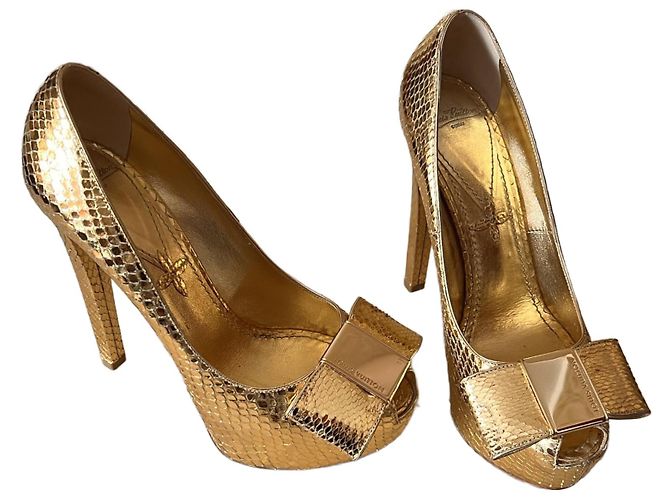 Saltos Louis Vuitton em couro dourado