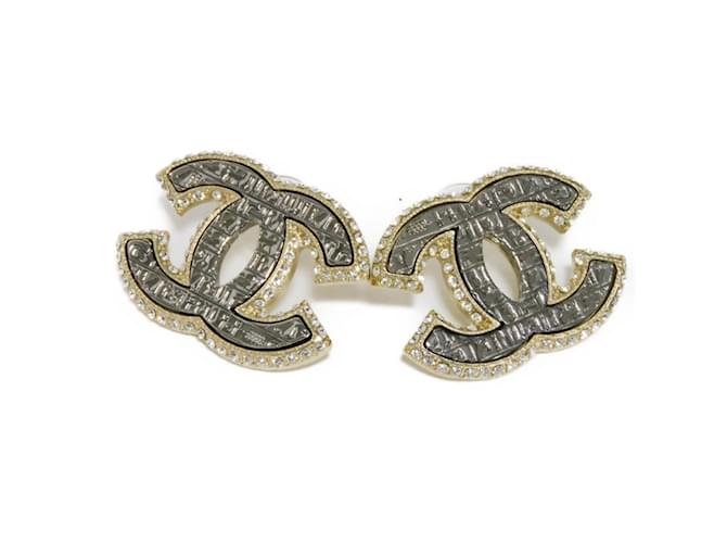 Boucles d'oreilles Stud Metiers d'Art de Chanel Titane Doré  ref.1452796