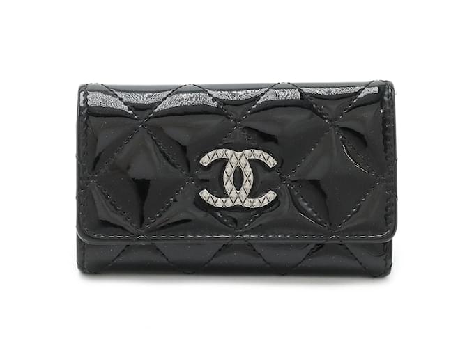 Porte-clés en cuir émaillé noir Chanel  ref.1454055