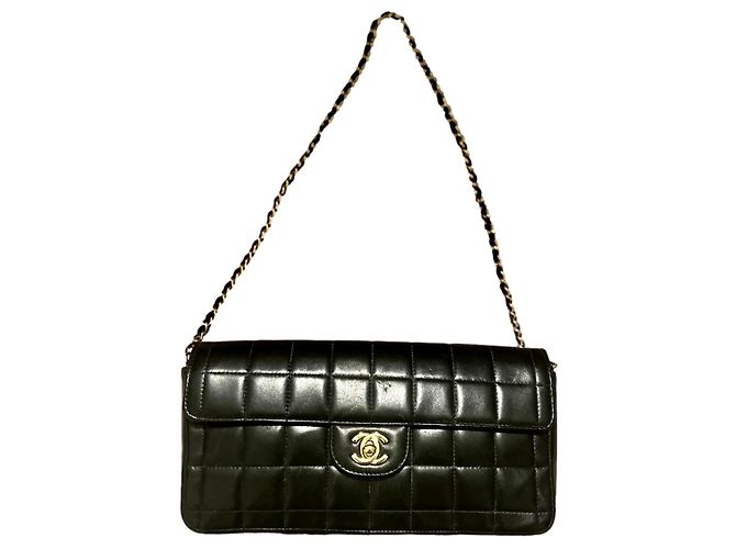 Chanel East West Bolsa de couro preto acolchoado