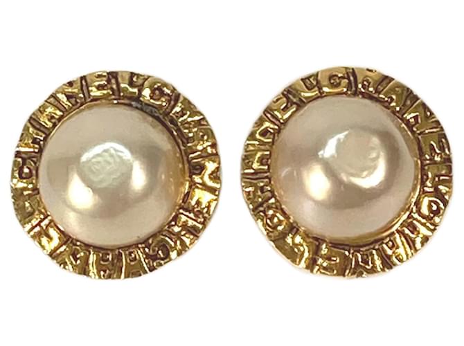 Chanel Vintage Gold Clip Earrings Golden  ref.1462299