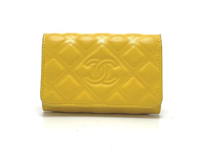 Porte-clés en cuir jaune Chanel  ref.1465238