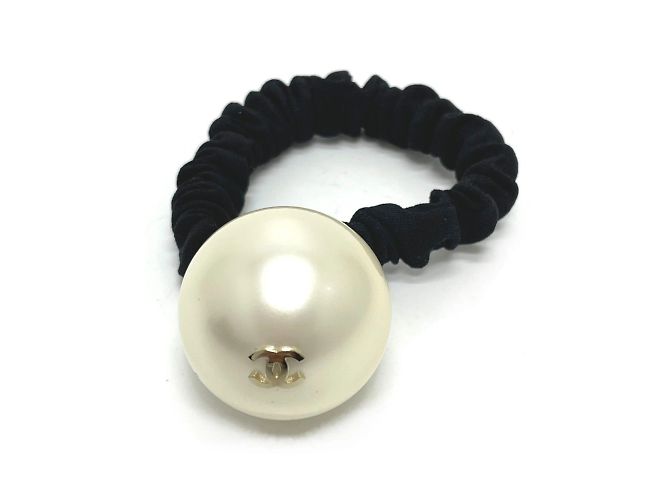 Chanel CC Marchio F22V Gomma per Capelli Nero