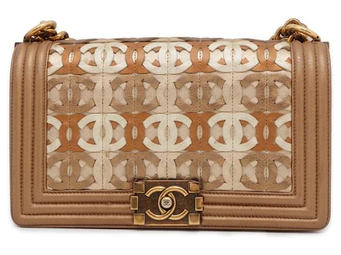 Le Boy Bolsa de ombro em couro Chanel Boy Coco Mark Dourado  ref.1465642