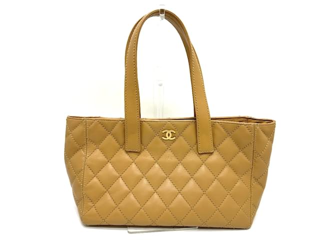 Sac fourre-tout en cuir beige Chanel avec pochette  ref.1470400