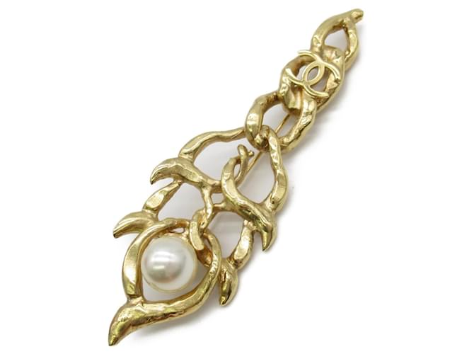 Broche plaquée or Chanel avec perle factice Doré  ref.1470760