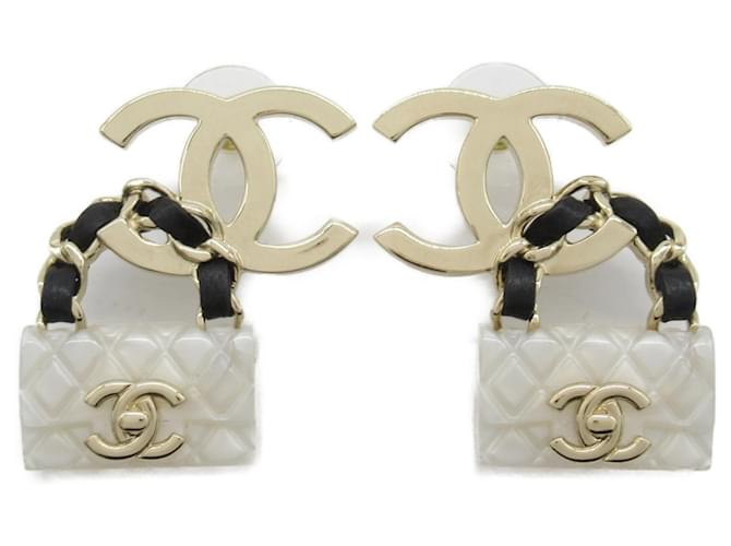 Boucles d'oreilles en or Matelassé Chanel Doré  ref.1470786