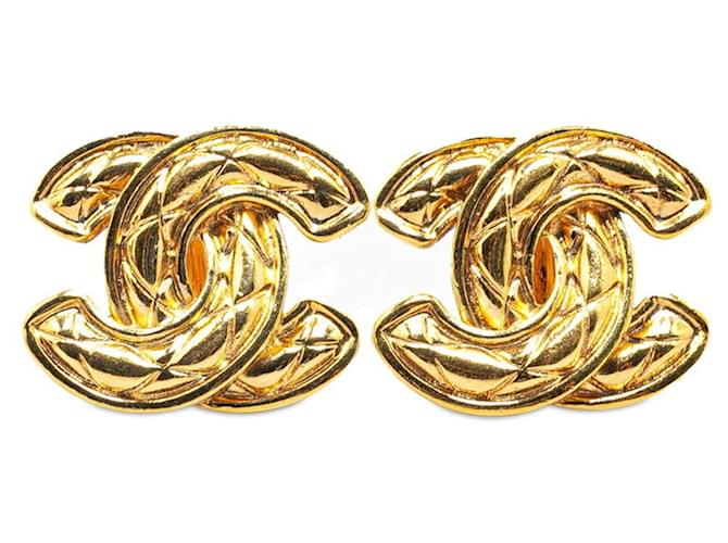 Boucles d'oreilles clips en or plaqué Chanel Matelassé Coco Mark Doré  ref.1472577