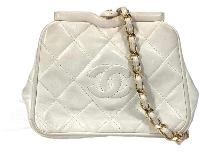 Pochette Taille Chanel CC Kisslock Cuir Blanc  ref.1472723