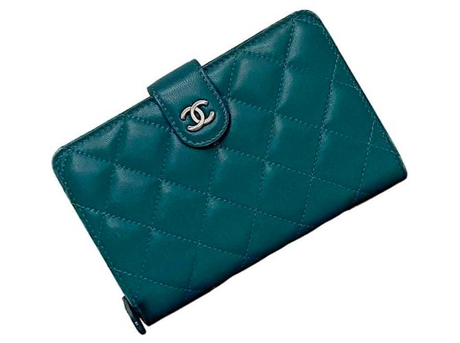 Carteira bi-fold matelassé azul claro Chanel Couro  ref.1472739