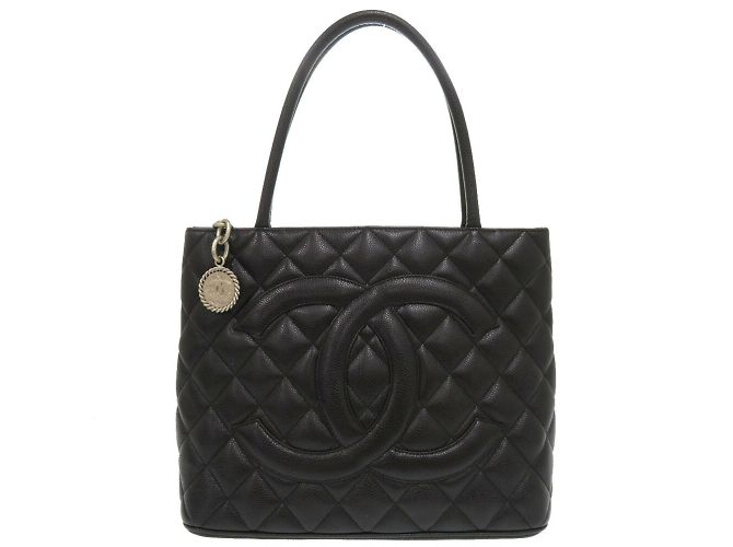 Bolsa Chanel Reissue em couro caviar preto