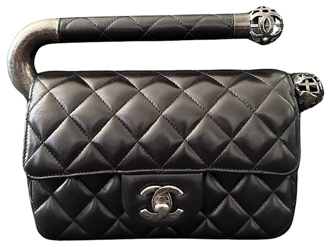 CHANEL Bolsa de mão matelassé em pele de cordeiro preta Earth 18 com hardware gunmetal, fecho de giro Coco Mark. Preto Couro envernizado  ref.1484986