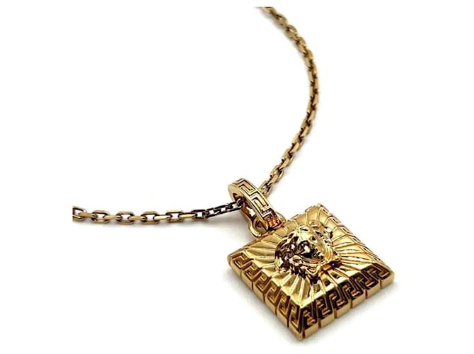 Colar Pendente Medusa Masculino Versace Dourado Metal ref.1487337 Joli Closet