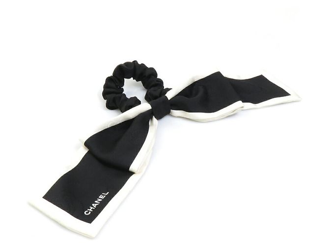 Scrunchie in seta Chanel in bianco e nero