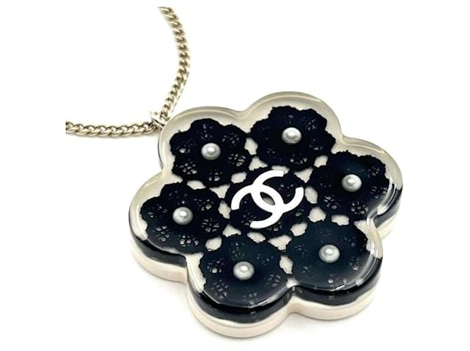 Collier Pendentif Femme CHANEL Camélia Marque Coco Métal Résine  ref.1488579