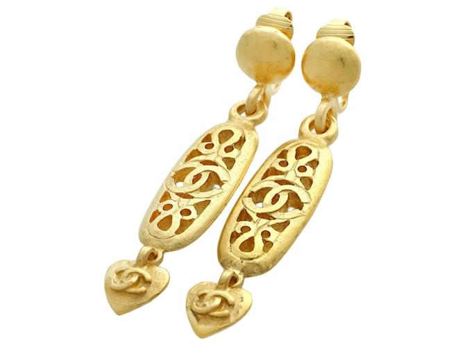 Boucles d'oreilles en clip en forme de cœur Chanel Coco Mark Plaqué or Doré  ref.1488987