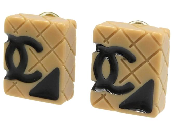 Boucles d'oreilles Clip Coco Mark de la ligne Cambon de Chanel Plastique Plaqué or Noir Beige  ref.1489459