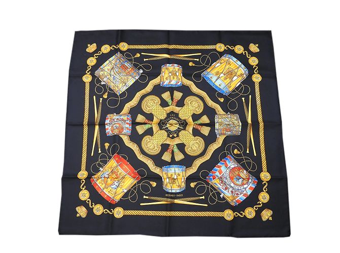 Sciarpa Hermès Carré 90 in nero e oro D'oro