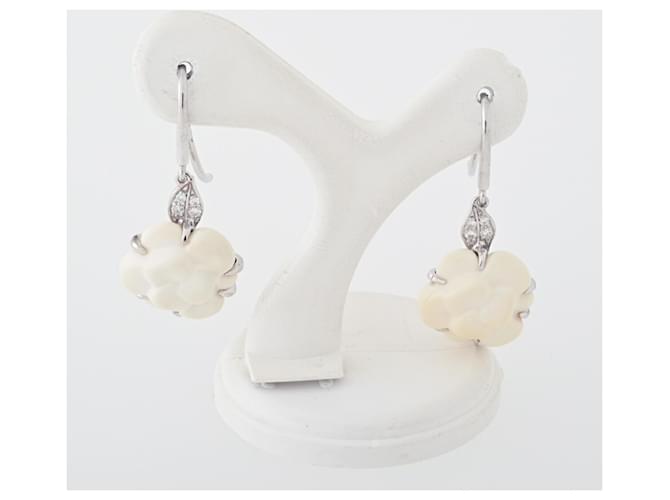 Boucles d'oreilles Camélia de Chanel Or blanc  ref.1490401