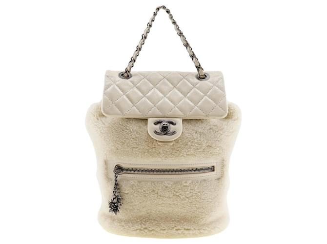 Mochila de couro de cordeiro e mutão Chanel Branco  ref.1491247