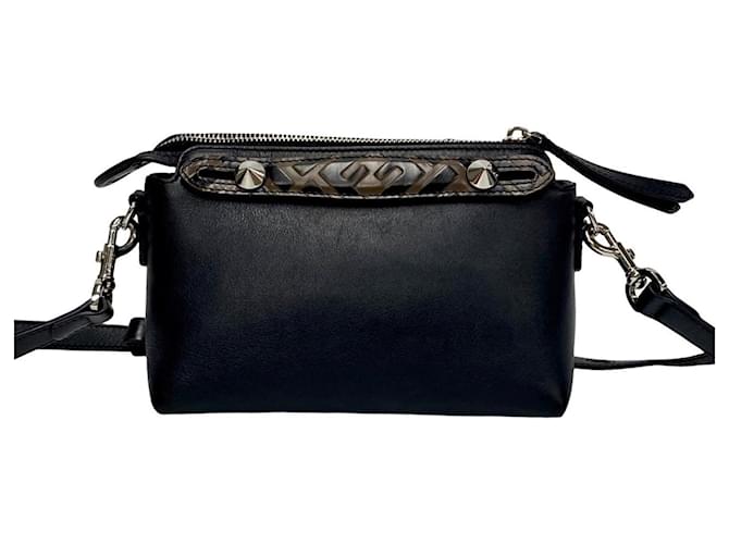 By The Way Fendi Kleine Schultertasche aus Leder mit FF-Muster Schwarz  ref.1491680