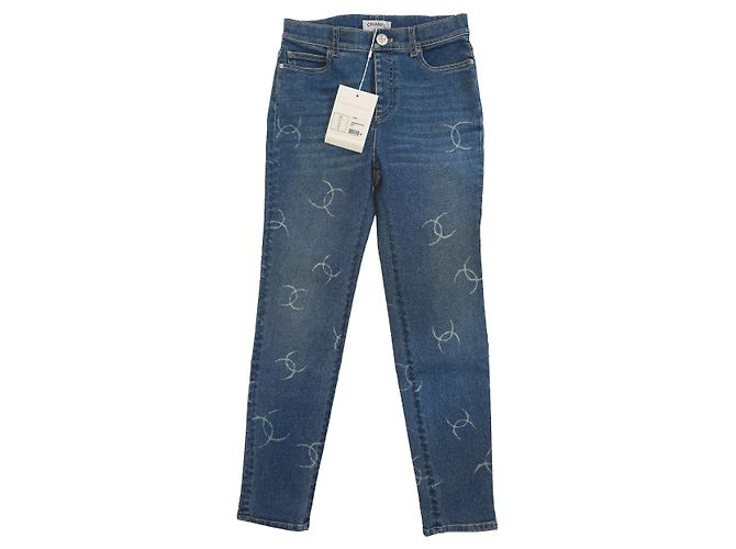 Jeans Chanel em denim azul slim stretch com logo CC