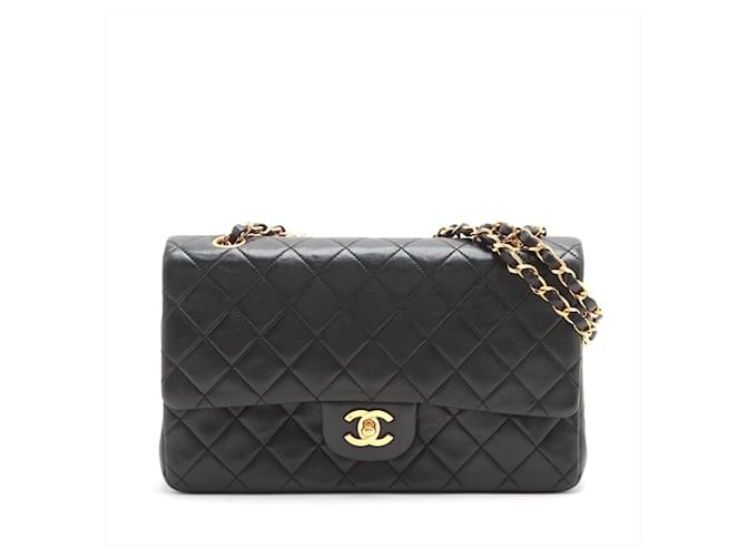 Timeless Chanel Klassische doppelte Klappen-Medium-Tasche aus schwarzem, gestepptem Lammleder  ref.1498389