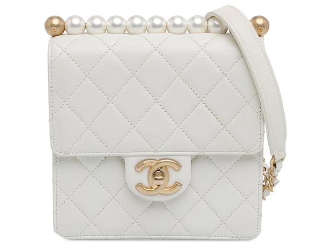 Bolsa transversal pequena Chanel branca em couro de cordeiro chique com pérolas Branco  ref.1498942