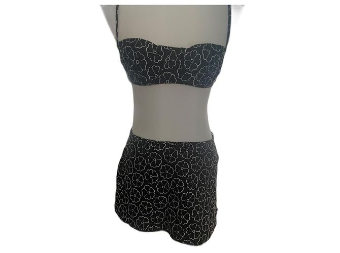 Conjunto de biquíni Chanel de 3 peças com camélias bordadas