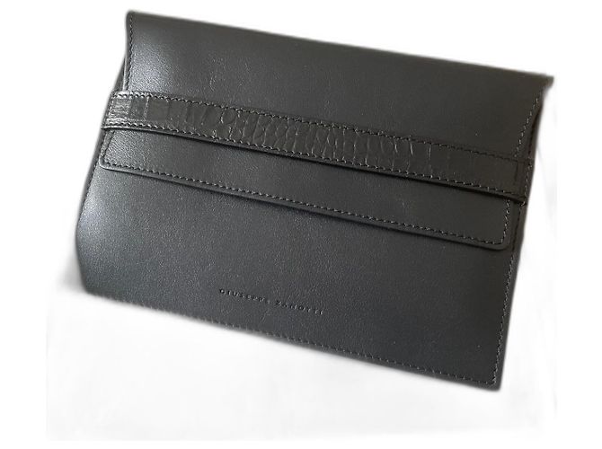 Pochette Giuseppe Zanotti de cuero negro