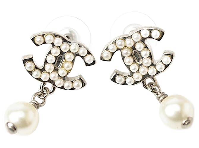 Boucles d'oreilles pendantes Chanel en argent et blanc Métal Perle Argenté  ref.1508586