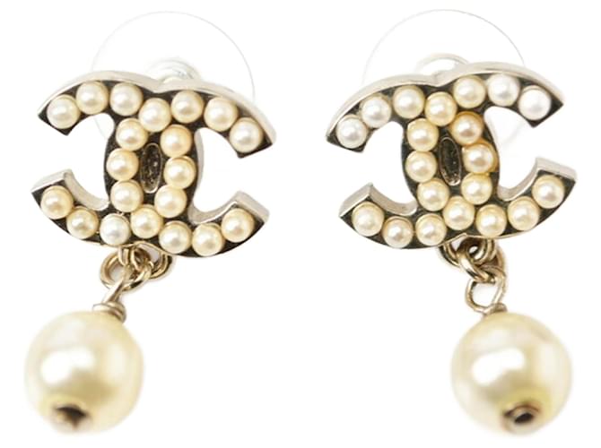 Boucles d'oreilles pendantes Chanel en or et blanc Métal Perle Doré  ref.1508615