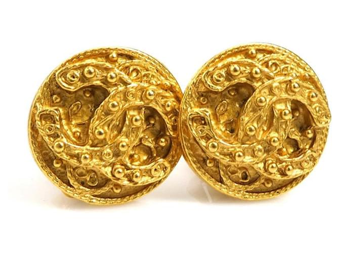 Pendientes de clip de metal dorado Chanel  ref.1510613