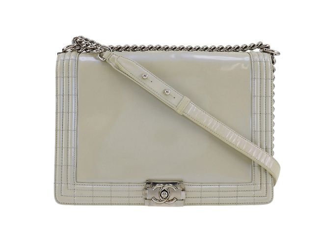 Le Boy Bolsa de ombro em couro esmaltado Chanel Boy Branco