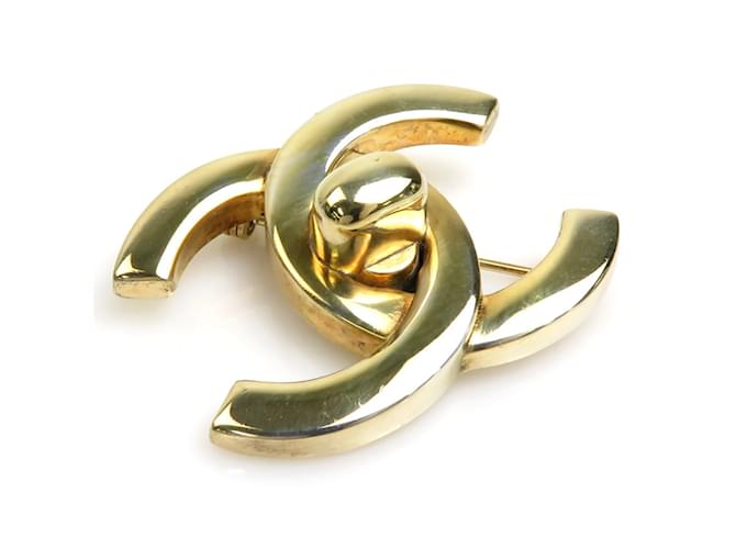 Chanel Gold Metal Brooch Golden  ref.1512704