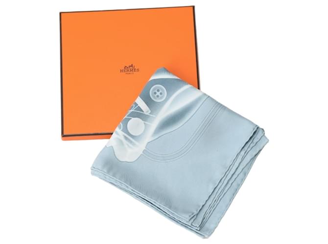 Hermès Écharpe en soie bleu gris Hermes Marron  ref.1514265