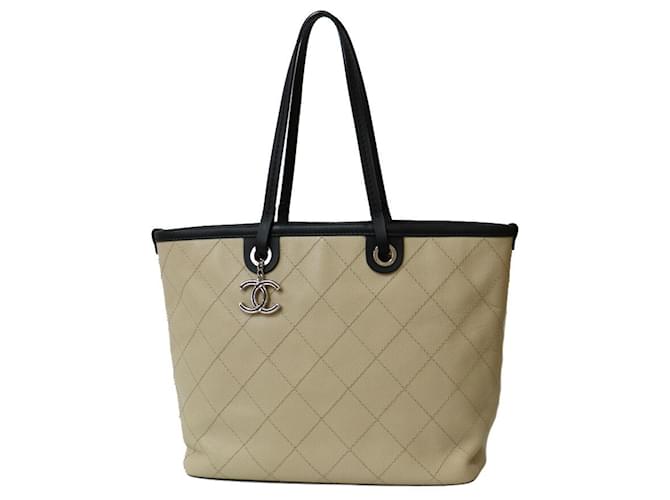 Sac à épaule Wild Stitch de Chanel Beige  ref.1514743