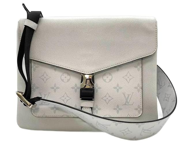 Sac à épaule Louis Vuitton Taigarama blanc Cuir  ref.1514937