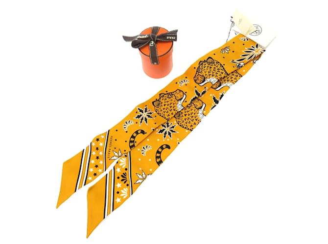 Hermès LES LEOPARDS Écharpe en soie jaune avec léopards  ref.1516685