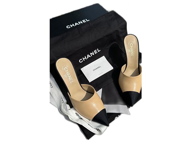 Chanel Mules Schwarz Beige Lammfell