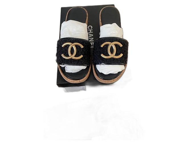 Sandali Chanel in Tweed Nero con Hardware CC Dorato