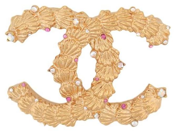 Outras joias NOVO BROCHE LOGO CC CHANEL PEROLAS STRASS MULTICOLORIDAS EM METAL DOURADO  ref.1524480