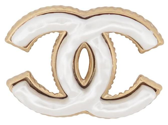 Autres bijoux NEUF BROCHE CHANEL LOGO CC EN RESINE BLANCHE WHITE 2022 NEW RESIN BROOCH Métal Doré  ref.1524485