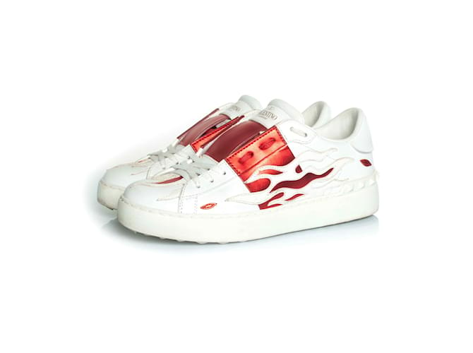 Valentino Garavani, Baskets ouvertes en cuir de veau avec clous en forme de flamme Blanc Rouge  ref.1525867