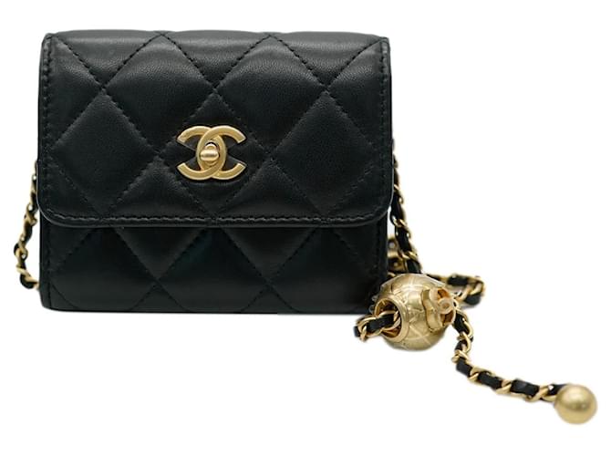 Porte-cartes en chaîne en cuir d'agneau matelassé noir Chanel avec perles  ref.1525925